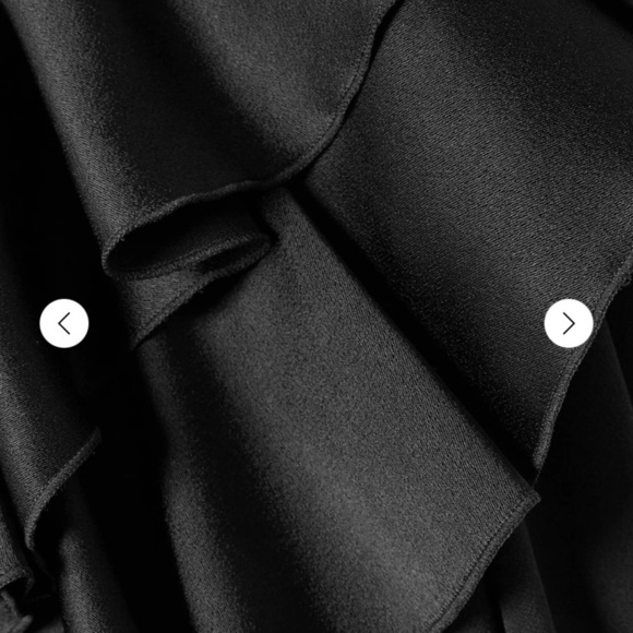 ALICE & Olivia Izzy off the shoulder black ruffle top
Size 4 - Picture 5 of 11